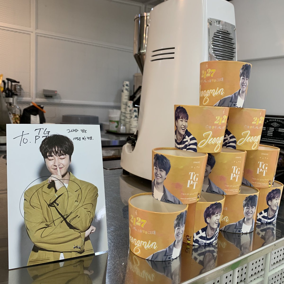 Super102maN's tweet photo. 정민 생일 전시회 TGPT in Seoul 끝났습니다‼️
정민이와 걷는 새로운 한걸음을 함께 해주신 여로분들 감사드립니다🌈
슈퍼맨 열린 마지막(?) 전시회 어떠셨나요?🙈
도와준 친구들 , 광고 보러 가주신분들 그리고 크렘드마롱 직원분들 너무너무 감사했어요😌 
#JMHBD @BOYF_JM https://t.co/rUAXPV5S8Y