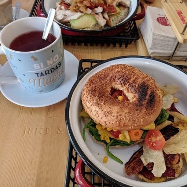 CentralParkLeon's tweet photo. Todos nos hemos propuesto para el nuevo año ser más saludables 💚😊.
.
No dejes que se quede solo en un propósito. Nuestros bagels son la opción perfecta 👌 y recuerda que tienes café o infusión incluidos hasta 🕐 la 13:00h.

#comida #desayuno #leonesp #saludable #sabo #healthy https://t.co/OA7LUtwYnV