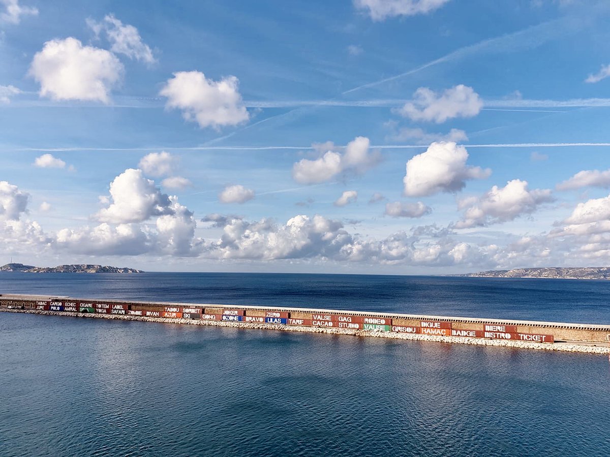 Bonne année à toutes les choses, au monde, à la musique, à la danse, à la mer, au ciel, à la terre .
Bonne année à tous ces projets que l'hiver prépare en secret.
Bonne année à tous ceux qui dansent, chantent, aiment, pensent et vivent chaque instant.
Allons-y gaiement #Hello2020