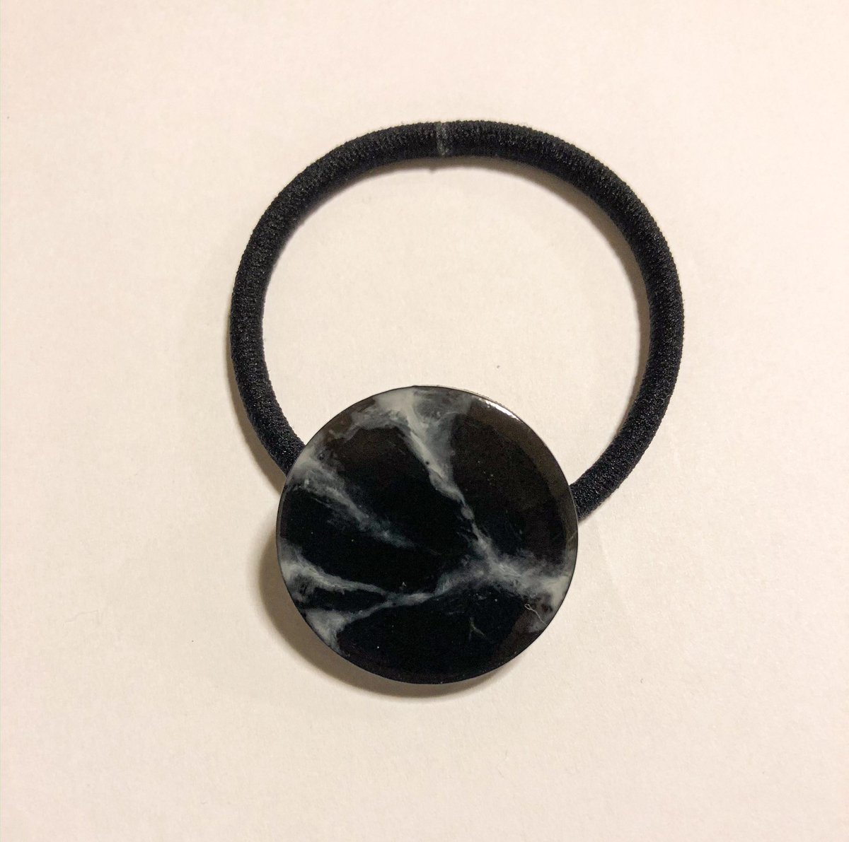 craft38_c's tweet photo. あけましておめでとうございます！妹です🙋‍♀️
1番上の姉に頼まれてヘアゴムを2個作りました！
大理石風なんて初めてだったので少し失敗してます😓
#レジン好きな方と繋がりたい #レジン好きさんと繋がりたい #レジン #ハンドメイド好きさんと繋がりたい  #レジンアクセサリー https://t.co/tBrdPqZit3