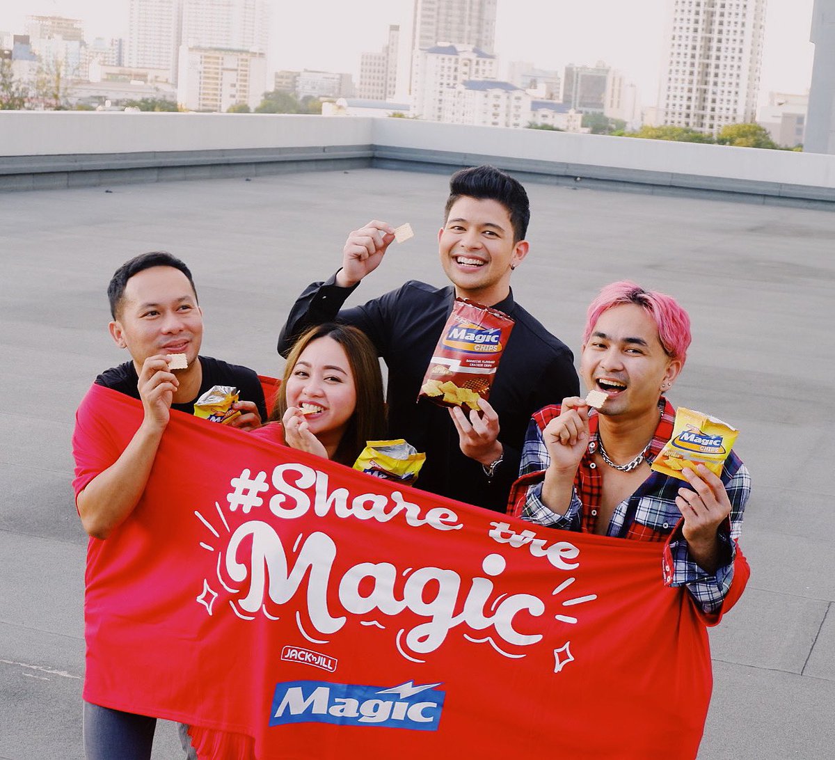 RAYVERCRUZ20's tweet photo. Break time is always a #MagicMoment with few of my closest friends. We #ShareTheMagic and enjoy our favorite snack, Magic Chips! Obvious naman kung gaano kami ka-close di ba? #MagicCrackers @MagicCrackers https://t.co/A9MpyeEJbF