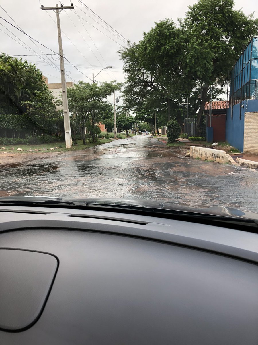 UlisesVllnv's tweet photo. @EssapSA en Lambare al costado de Jardin de la Paz (Lambare) y del ex hospital del corazón (Balansa Centro médico ahora) un caño roto con pérdida demasiado importante de agua. https://t.co/NAbpsvKGWI