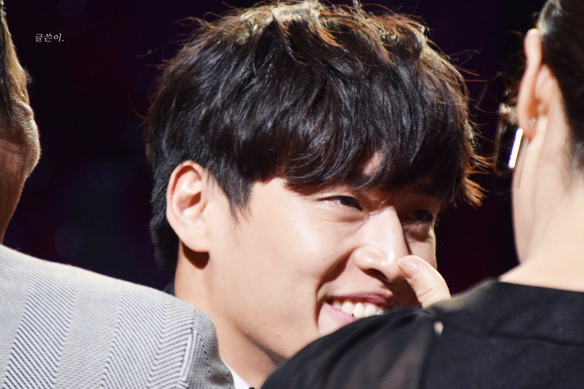 khn_writer_'s tweet photo. 200101 KBS 연기대상

#강하늘 https://t.co/bixYrisf1R