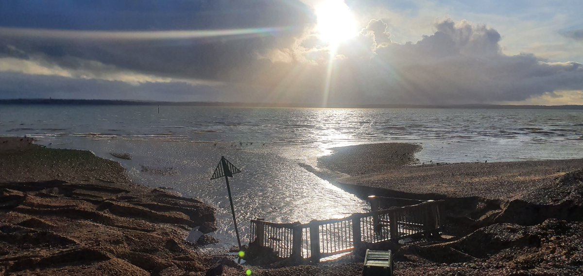 johnoflynnEA's tweet photo. #EastHantsFieldTeam clear shingle from a blocked #RiverAlver outfall at Stokes Bay, reducing flood risk over Christmas to #Gosport residents. Report blockages through our 24/7 #Incident hotline 0800 807060. #floodaware
@GosportCouncil @hantsconnect @DiscoverGosport @Gosportnews https://t.co/BaAyxpeTHU