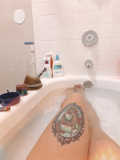 Can&rsquo;t sleep, feel like shit, pretty sure i caught a cold. Happy 2️⃣0️⃣2️⃣0️⃣🔥💕 https://t.co/uajYCiJf