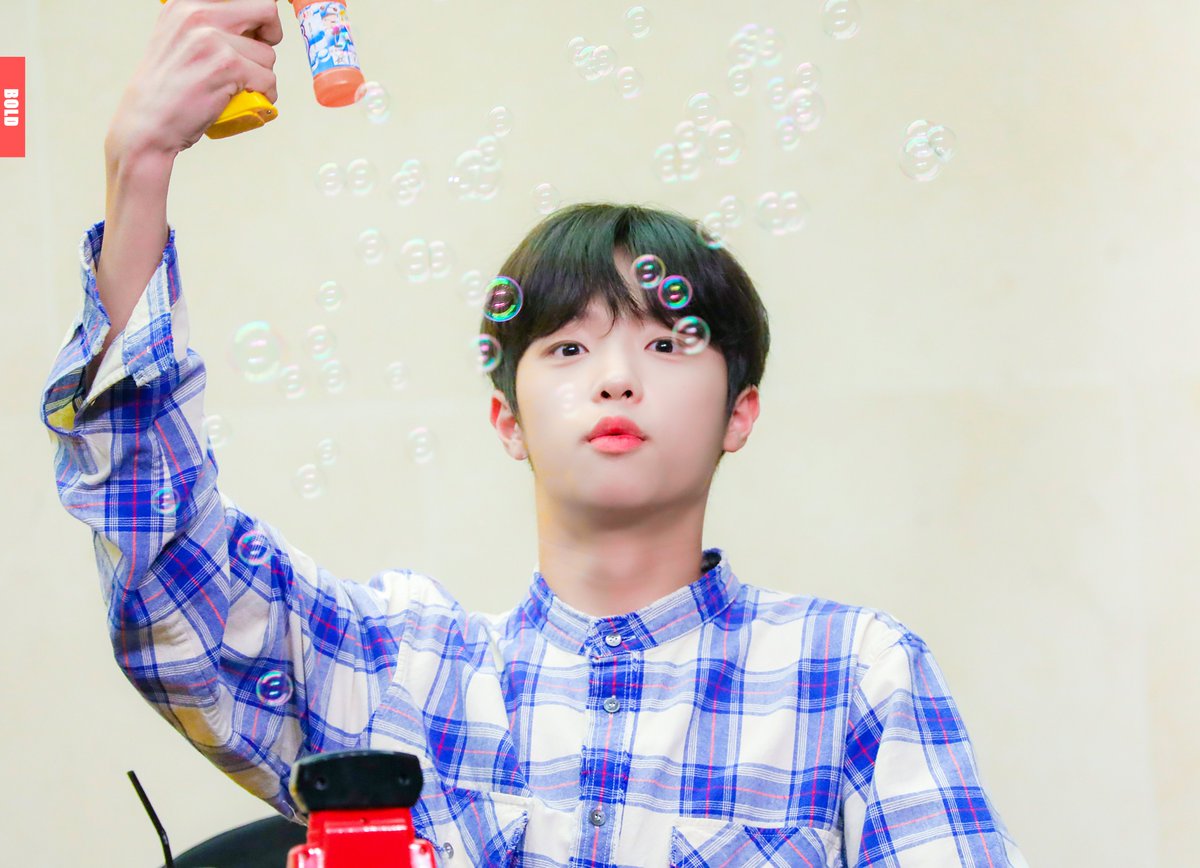 BOLD_0909's tweet photo. 190831 스탠포드 팬싸인회 HQ 

<동표가 뿌>3< 하는 과정> 

1. 사진 찍히기 전에 비눗방울을 하늘에 뿌린다
2. 비눗방울이 다 내려가기 전에 호다닥 준비한다 
3. 턱 밑에 손바닥 대고 뿌우 한다 
4. >3< 

#SonDongpyo #손동표  #孙东杓  #ドンピョ
#X1 #엑스원 https://t.co/8Ht6LMGEsj