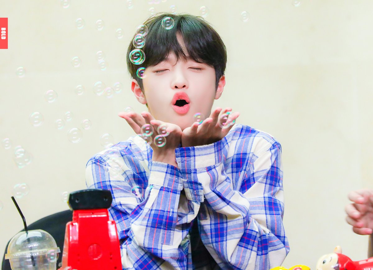 BOLD_0909's tweet photo. 190831 스탠포드 팬싸인회 HQ 

<동표가 뿌>3< 하는 과정> 

1. 사진 찍히기 전에 비눗방울을 하늘에 뿌린다
2. 비눗방울이 다 내려가기 전에 호다닥 준비한다 
3. 턱 밑에 손바닥 대고 뿌우 한다 
4. >3< 

#SonDongpyo #손동표  #孙东杓  #ドンピョ
#X1 #엑스원 https://t.co/8Ht6LMGEsj
