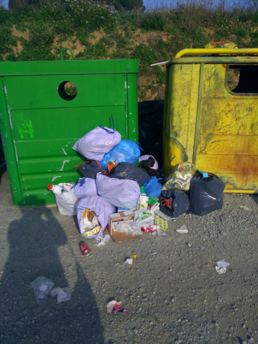 CarmenMdSF's tweet photo. @atentoalpiojo @palauplegamans Se vaciaron contenedores y dejaron lo que no cupo oportunamente en ellos. #PsiP @palauplegamans 01/01/2020 #FelizAnoNuevo2020  #PalausolitaiPlegamans https://t.co/HhIQjGspVv