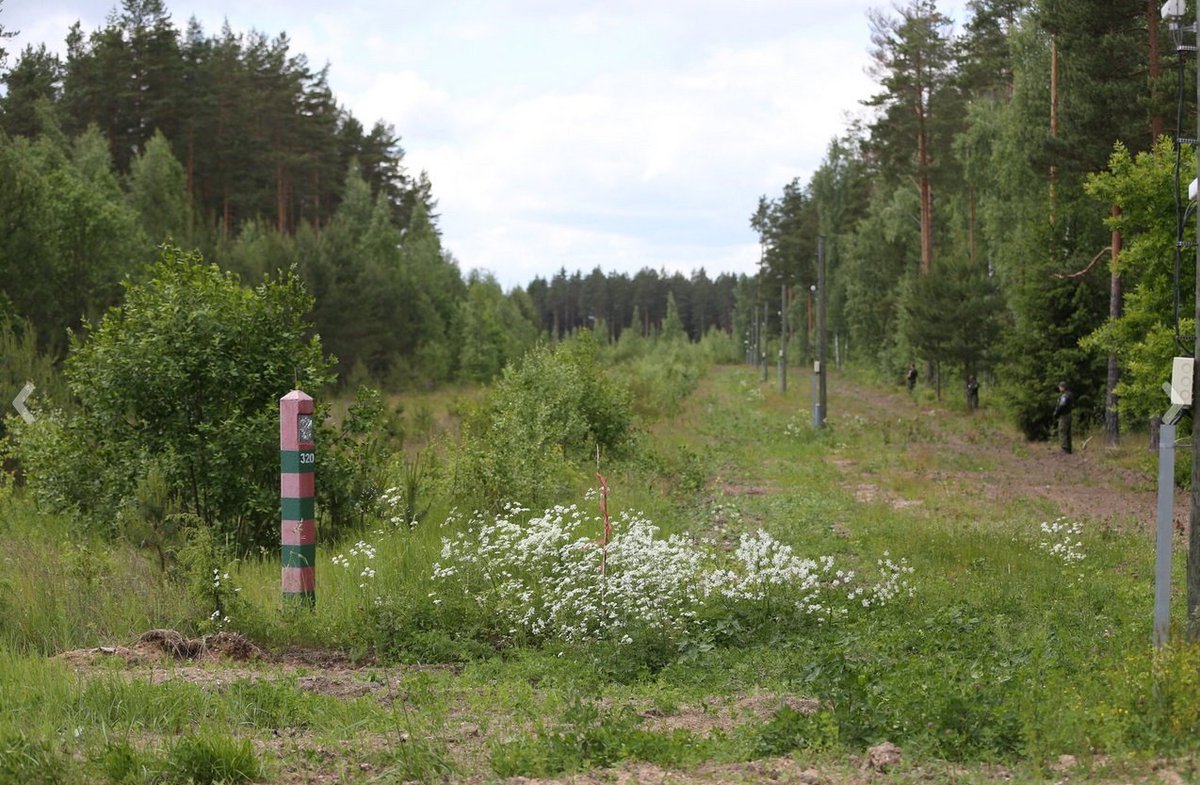 Pillandia's tweet photo. 🇪🇪 Ida-Võrumaa ja lääne-Petserimaa vahel piir 2015. aastal.
🇬🇧 June 2015 - President of Estonia Toomas Hendrik Ilves and Minister of the Interior Hanno Pevkur visiting the the southeastern end of Estonia and the border with Russia.
https://t.co/XuuxKP35eg
#Setomaa #Setumaa https://t.co/lEmLB1Kl9b