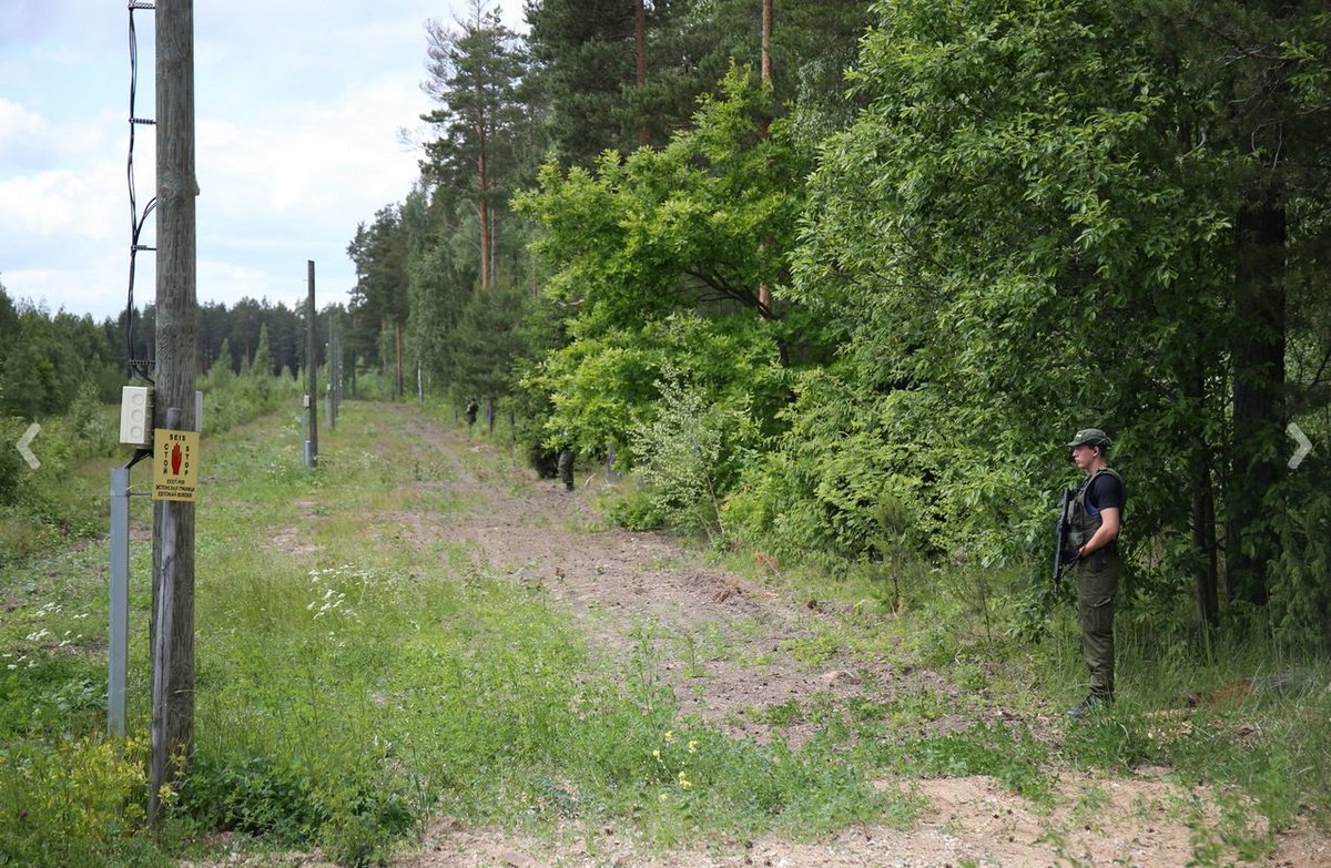 Pillandia's tweet photo. 🇪🇪 Ida-Võrumaa ja lääne-Petserimaa vahel piir 2015. aastal.
🇬🇧 June 2015 - President of Estonia Toomas Hendrik Ilves and Minister of the Interior Hanno Pevkur visiting the the southeastern end of Estonia and the border with Russia.
https://t.co/XuuxKP35eg
#Setomaa #Setumaa https://t.co/lEmLB1Kl9b