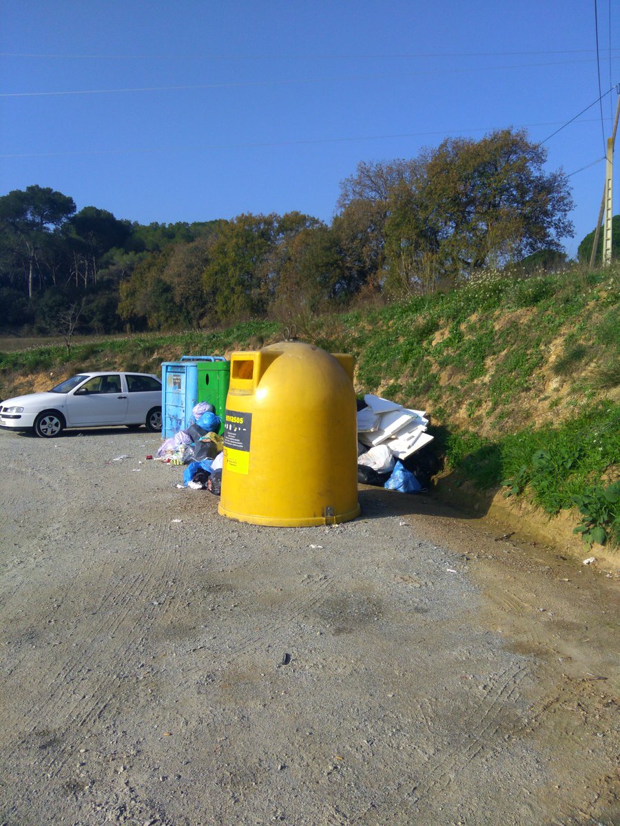 CarmenMdSF's tweet photo. @atentoalpiojo @palauplegamans Se vaciaron contenedores y dejaron lo que no cupo oportunamente en ellos. #PsiP @palauplegamans 01/01/2020 #FelizAnoNuevo2020  #PalausolitaiPlegamans https://t.co/HhIQjGspVv