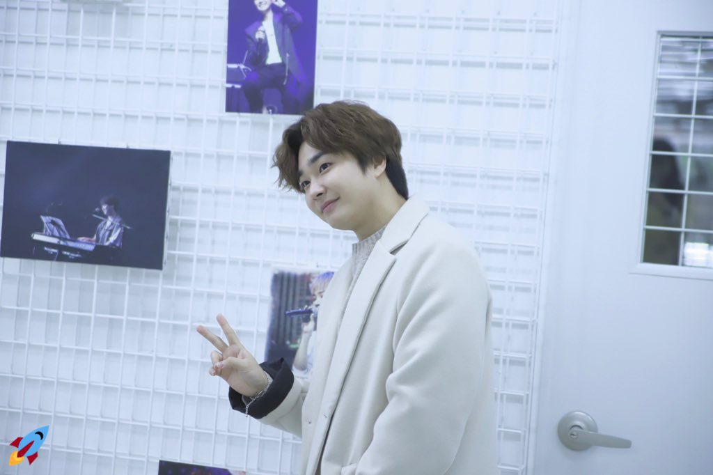 Super102maN's tweet photo. 200102 
TGPT in Seoul (feat.정민쓰)😎🤟🏻
#JMHBD @BOYF_JM https://t.co/bko1qpE9lS