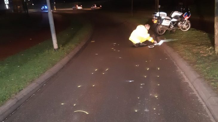 De recherche van de politie Limburg-Noord is nog altijd op zoek naar de automobilist die op oudjaarsdag rond 17.30 uur een motoragent in Venlo aanreed. ..