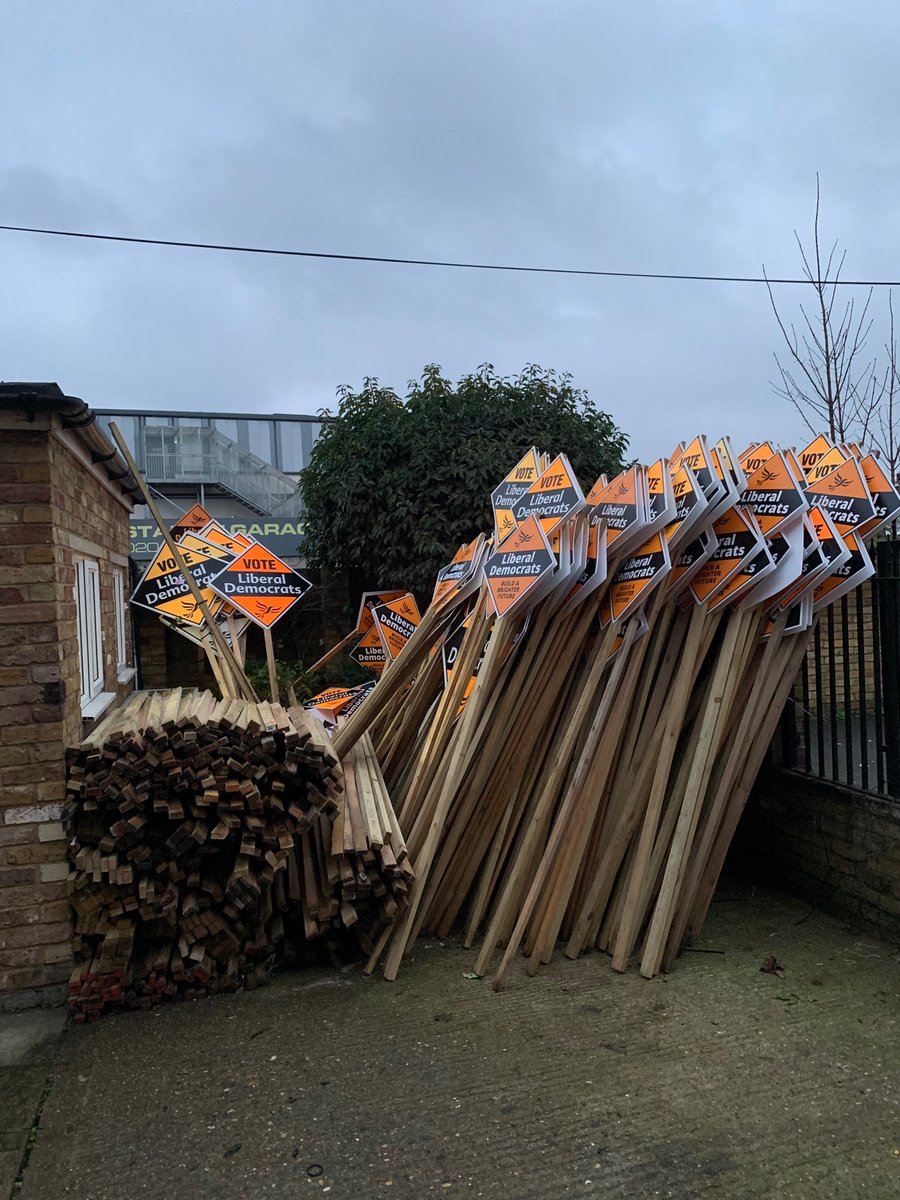 I stumbled across this large collected of @LibDems pickets in #EastSheen & #Barnes whilst doing my round this morning.