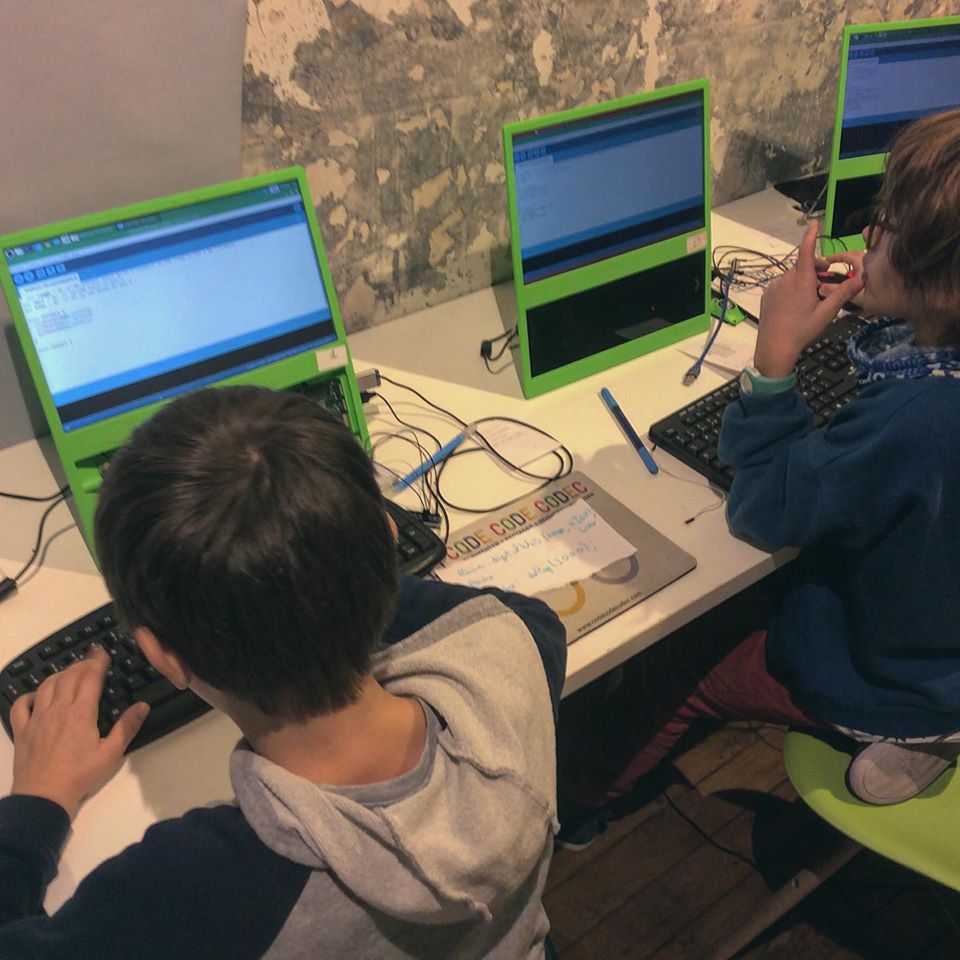 CodeCodeCodec's tweet photo. Nos apprentis codeurs font leurs premiers pas sur Arduino. 🎅🏻🎄
.
.
.
#CodeCodeCodec #Paris #stage #vacances #Noël #nouvelan #Éducationnumérique #codage #informatique #kids #mardiconseil #arduinoproject #raspberrypi https://t.co/VlHUHlOCRv