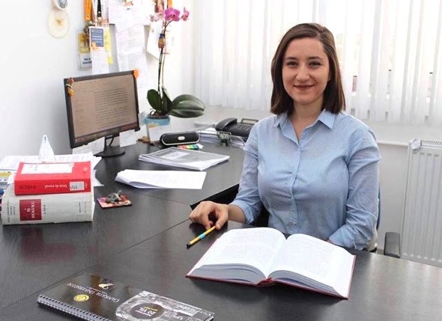 Çocuklarınıza bir doktor, bir mühendis, bir avukat olmayı değil; önce iyi bir insan olmayı öğretin.
     
İşte o zaman toplumun gerçekten değiştiğini göreceksiniz...

#CerenDamar