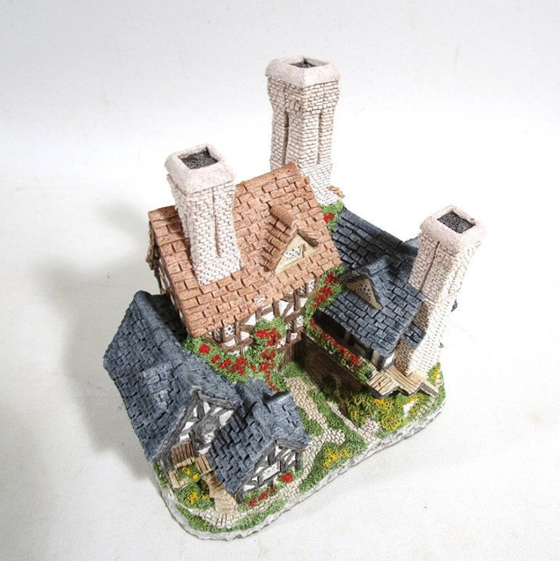 suzannee43's tweet photo. Hertford Court #Vintage 1983 #Miniature Collectible #Christmas Village #DavidWinter
#etsyspecialt #etsyseller #shopsmall #VintageEtsy @SNRTG @SGH_RTs @blazedrts @SpxcRTS #etsy #etsypro @SympathyRTS @FearRTs @RTFAMDNR
https://t.co/2ABc5sz2Fj https://t.co/8XPIqcWjKA