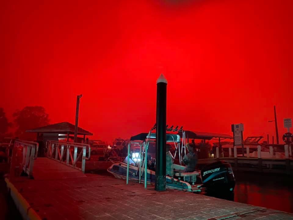 so4_saggezza's tweet photo. #sydneyfires
#NSWbushfires
#AustraliaBurns
#ClimateEmergency
#auspol

This is the reality across beautiful but oh so ignorant Australia. If this is not the epiphany of an *Endzeitszenario* 

Of course only those in power can be blamed for not acting appropriately... https://t.co/IPuLUxC7FZ