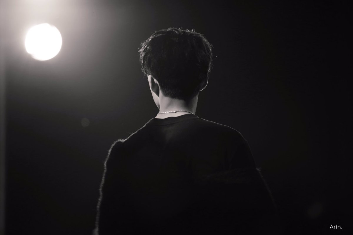 Arin_ieyo's tweet photo. 별에 눈물에 갇힌 밤
깊은 어둠에 다친 맘
내 하늘에 해가 뜰까
그냥 바람이 되어 불까
매일 슬픈 꿈을 꾼다
상실 속에 춤을 춘다
누가 빛이 되어줄까
너는 손을 내어줄까
평생 동안 내가 사랑을 몰라도
사는 동안 우리 다시 만나면
그땐 내가 꼭 의리 지킬게
그땐 내가 꼭 의리 지킬게

#한빈 #비아이 https://t.co/MF1SoI0fgF