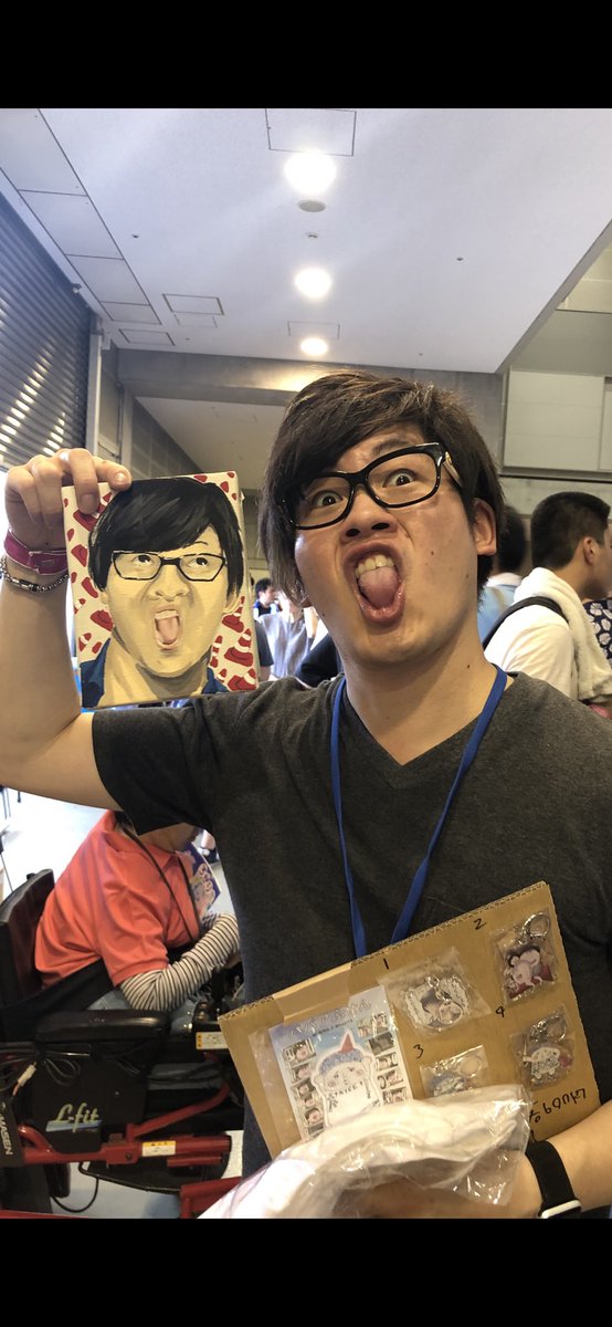 変顔をしてTwitterに写真をアップするといつの間にかそれが絵になって送られてくるという特殊な環境に身を置いています。 