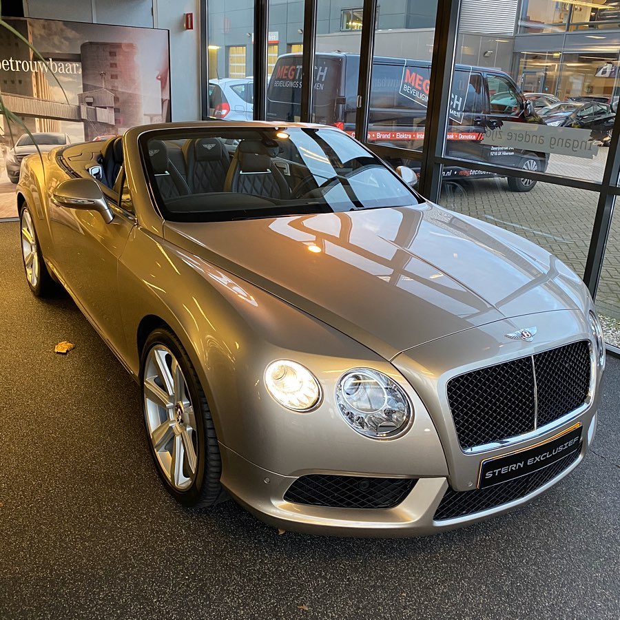 Deze Bently Continental GTC uit 2013 heeft een 4.0L V8 motor met 507 pk en een topsnelheid van 301 kilometer per uur. 
-
Paardekracht: 507
Motor 4.0L V8
0-100 5.0 seconde
Topsnelheid 301km/h
Prijs €129.950,00
