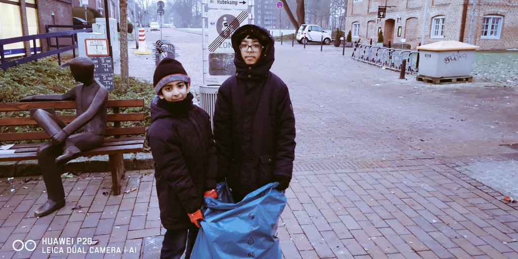 AhmadHamburg's tweet photo. Wie #MuslimeStarten2020 ? In #Pinneberg fand nach einem gemeinsamen Gebet der #Neujahrputz der @AhmadiyyaJugend statt. https://t.co/S1ssNf18nZ