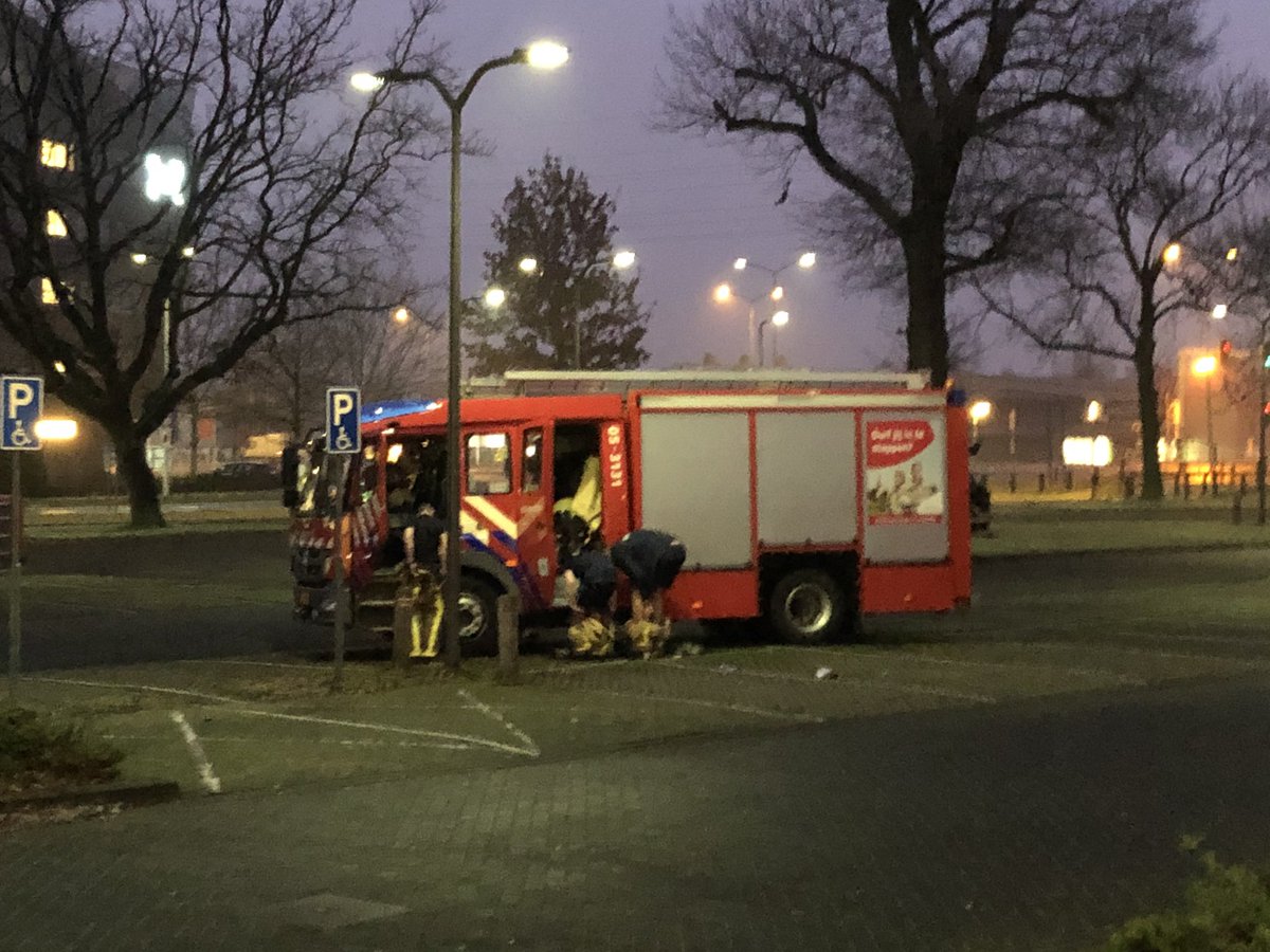 erikbusscher's tweet photo. “Wij stonden wel voor!” Hoorde ik een voorbij rende brandweerman zeggen. Helaas voor de mannen van @BrandweerTwente hebben ze hun sportuur niet kunnen afronden. #uitrukken #omkleden #paraat #fit #toppers #iispa #almelo https://t.co/OV0eQ7IPKm