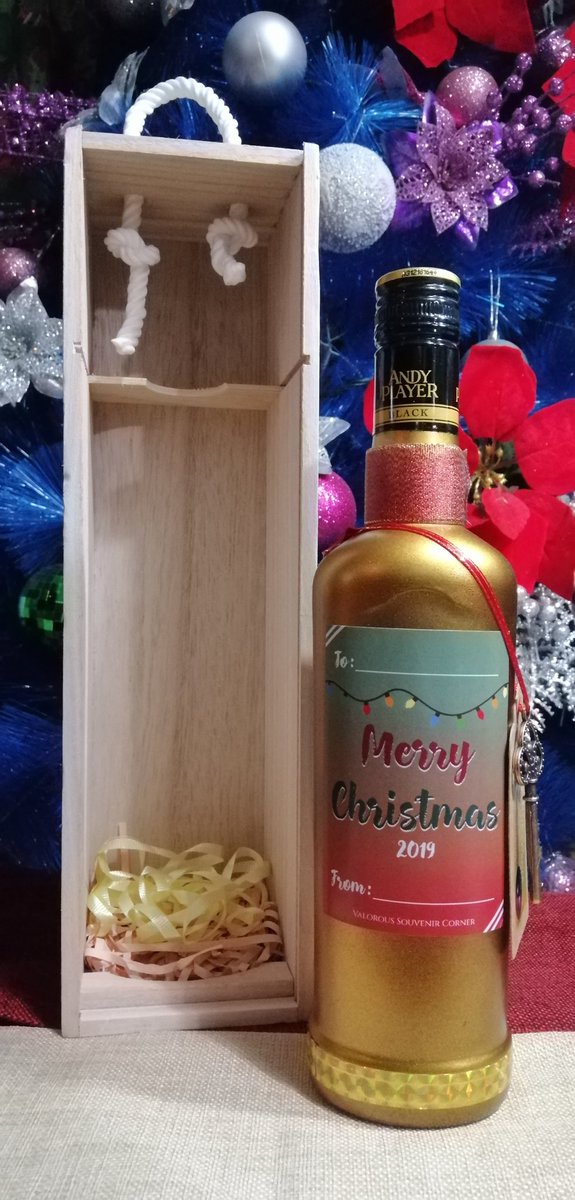 valoroussouvnr's tweet photo. Newest addition to our "Add-ons" 
Post-Christmas order for Alabang Area 🎄 

1️⃣ Wooden gift box (big) PHP 400
2️⃣ Andy Player "Gold Christmas" PHP 289

‼️ You can still purchase this for any occasion and request for new card design. https://t.co/cyLK2OAgjA