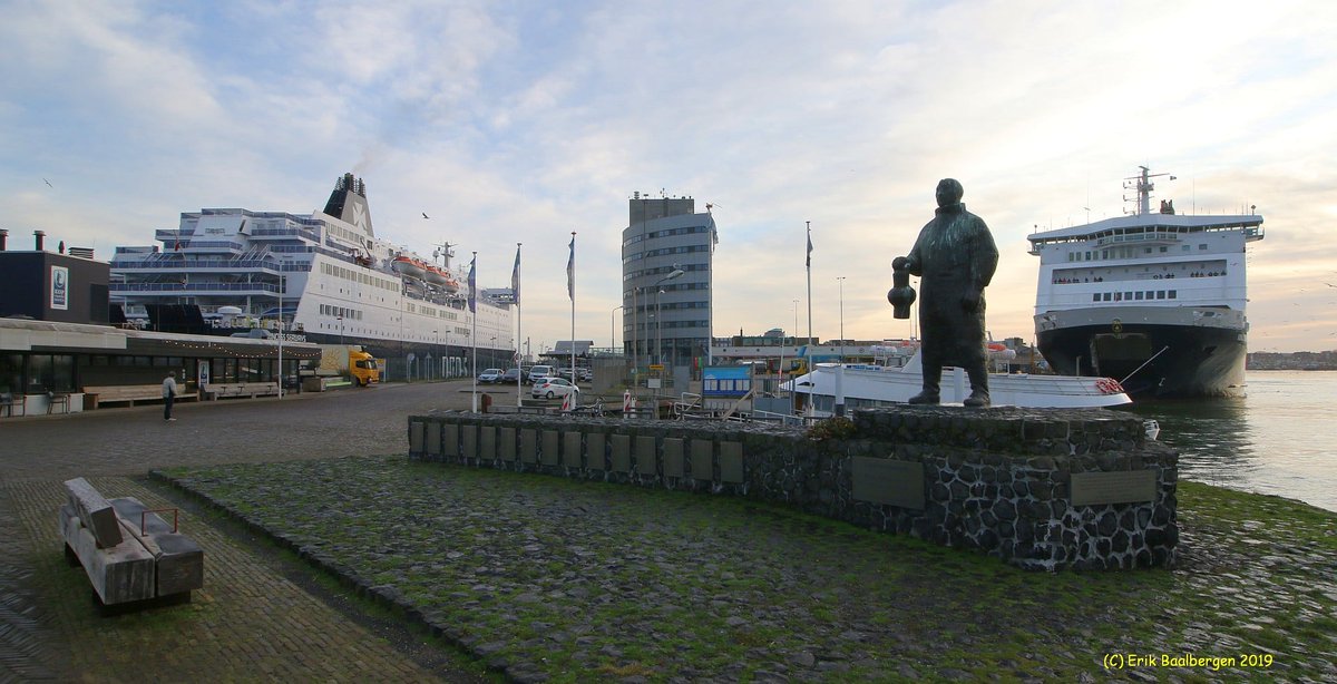 felisonterminal's tweet photo. Het jaarlijkse "koninklijk" samenzijn bij de kop: de King en de Princess, om samen Oud en Nieuw te vieren.
Op 1 januari is de King weer vertrokken, vandaag zal de Princess vertrekken.
#felisonterminal #ijmondhaven #cruiseferry #dfds #Newcastle #kingseaways #princessseaways https://t.co/9Mo5nnFuIF