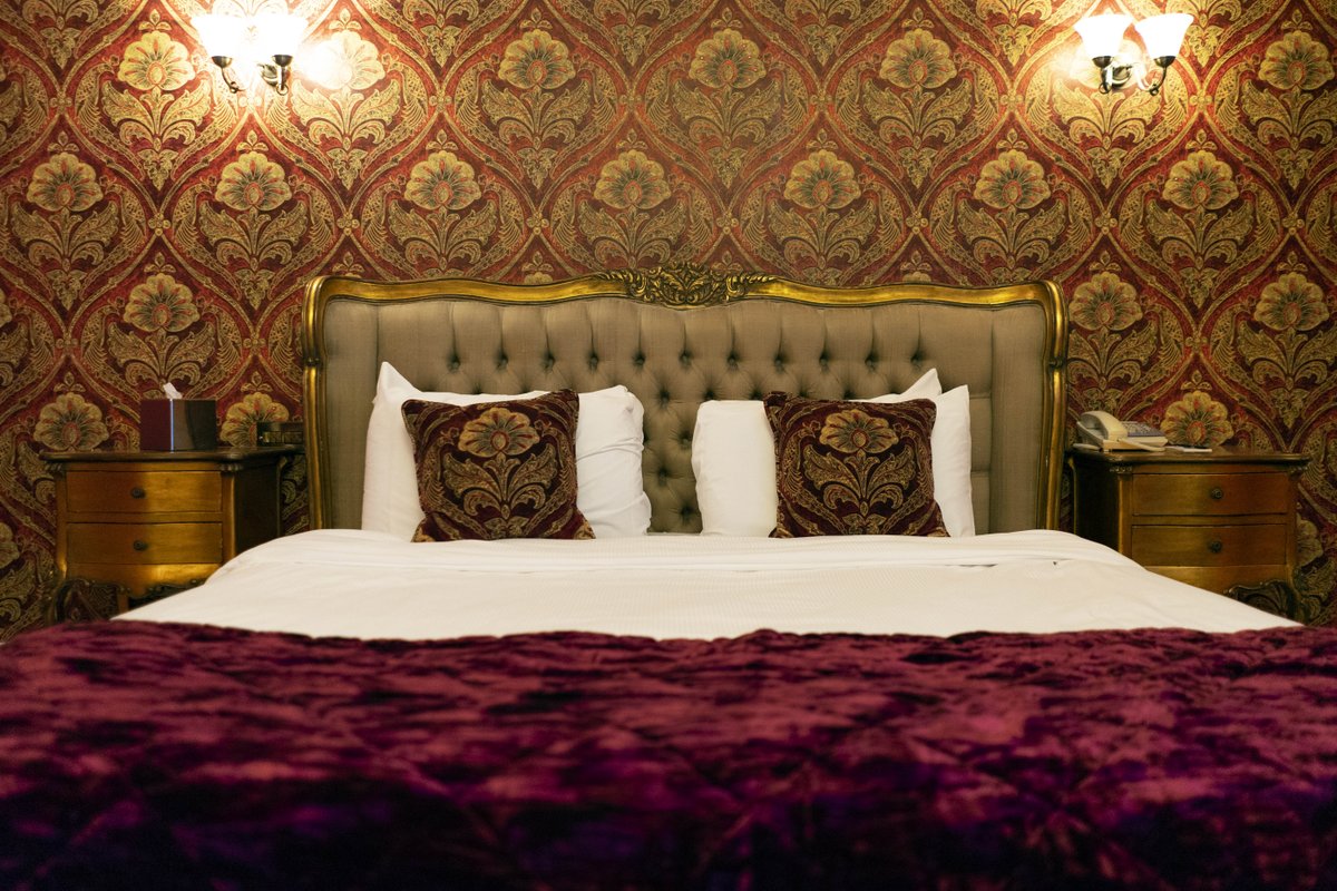 You are always assured of the warmest welcomes at The Earl. Rest your head and take the opportunity to recharge in our luxury executive, deluxe or signature suites. The perfect home from home.

theearl.co.uk