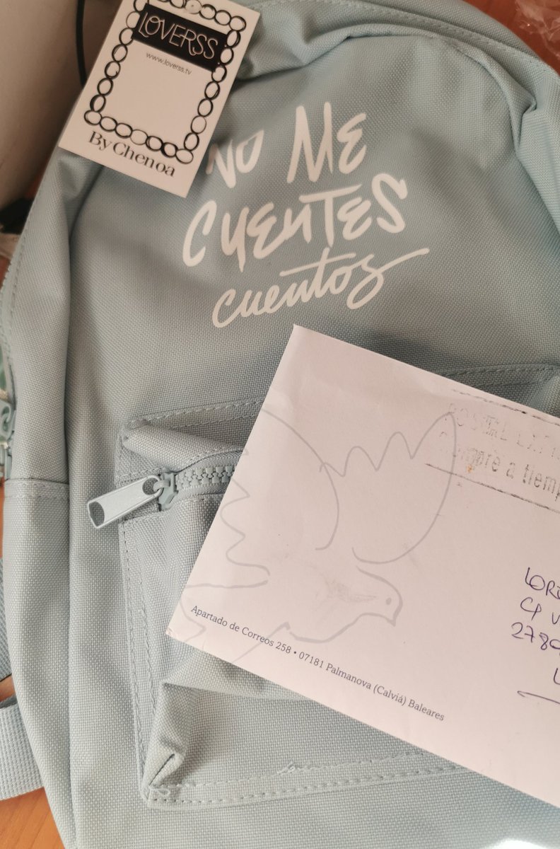 LoreFdezRua's tweet photo. Hoy dia de paquetes, por un lado la carta de @Chenoa desde Mallorca, gracias @Themummy1 y a Che por darnos un poquito de alegria en un papel.
Por otro lado ha llegado mi mochila de @LoverssTV by @Chenoa "No me cuentes cuentos"
Hoy empieza el día muy bien ❤️
Feliz día gente bonita https://t.co/LyXilFcBDI