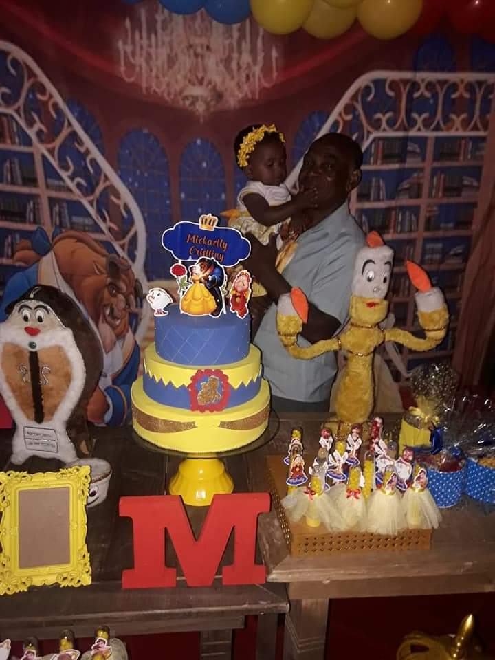 Feliz aniversário, Pai! Fico muito feliz por estar presente nesta data e ver você assim, cheio de saúde e vontade de viver. Almejo muitas coisas boas para sua vida e peço a Deus todos os dias que abençoe a nossa família para continuar sendo exemplo de amor e perseverança para mim