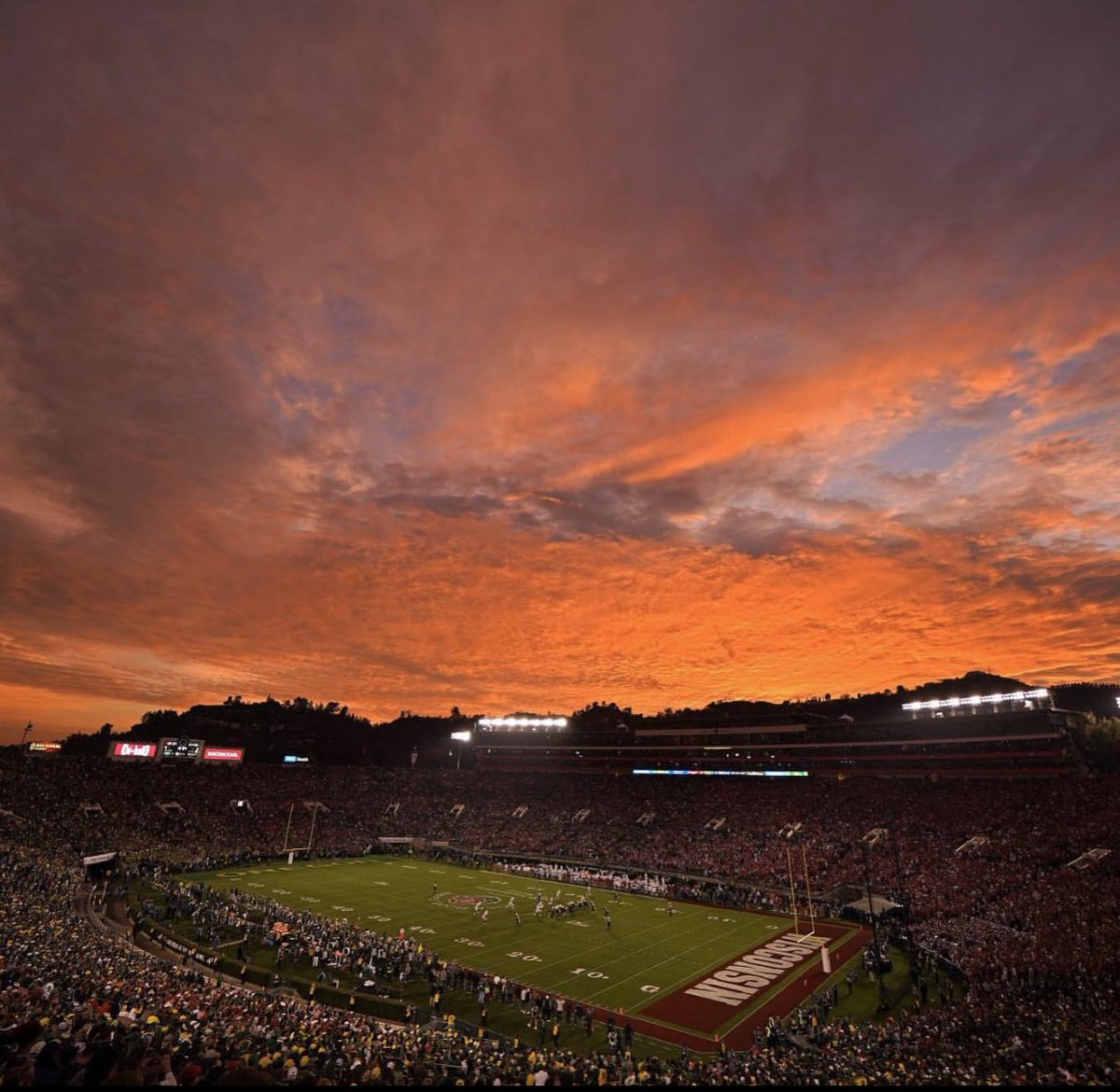 CFBHome's tweet photo. *MUST go to a Rose Bowl game https://t.co/qxwKpIyAt3