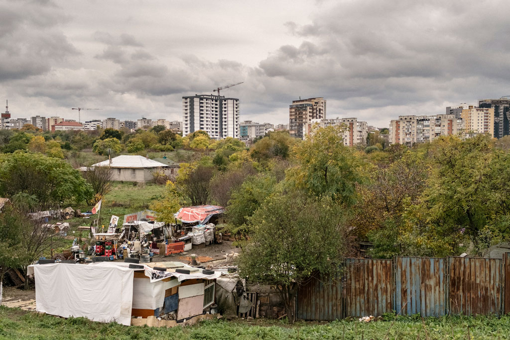 20th century Europe echoes the notion of division. After years of a devastating war, the #IronCurtain divided Europe into 2 blocs for over 40 years. After 1989 – 1991, Europeans rediscovered the other halves of Europe, East and West, and new ways of life👉bit.ly/35JG3Ej