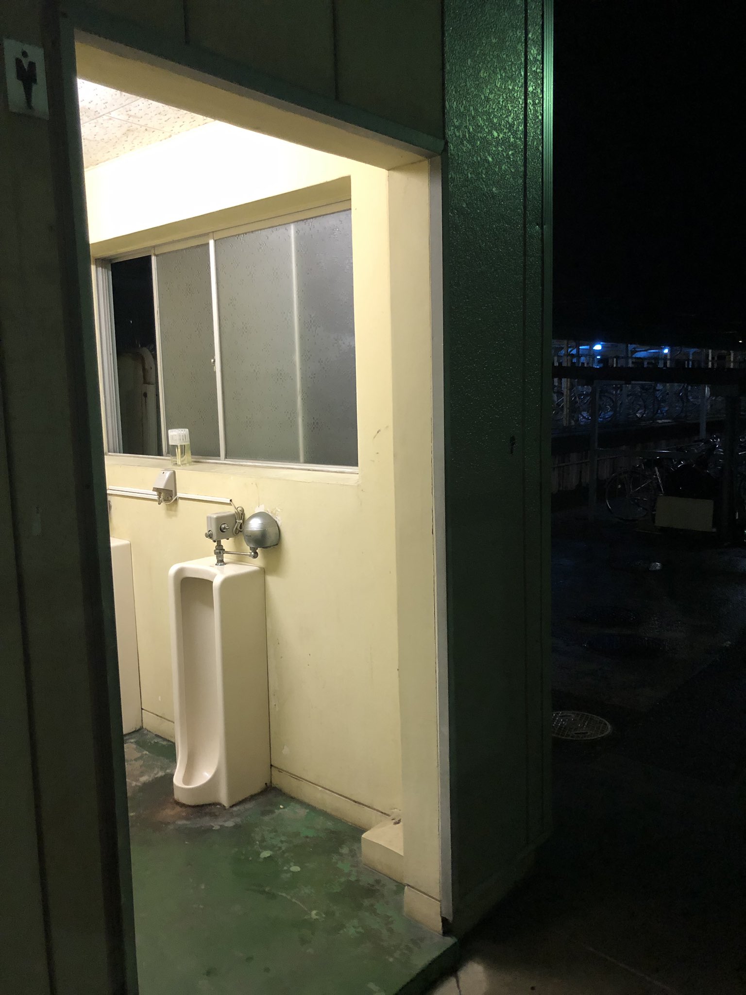 男子トイレ露出  / X