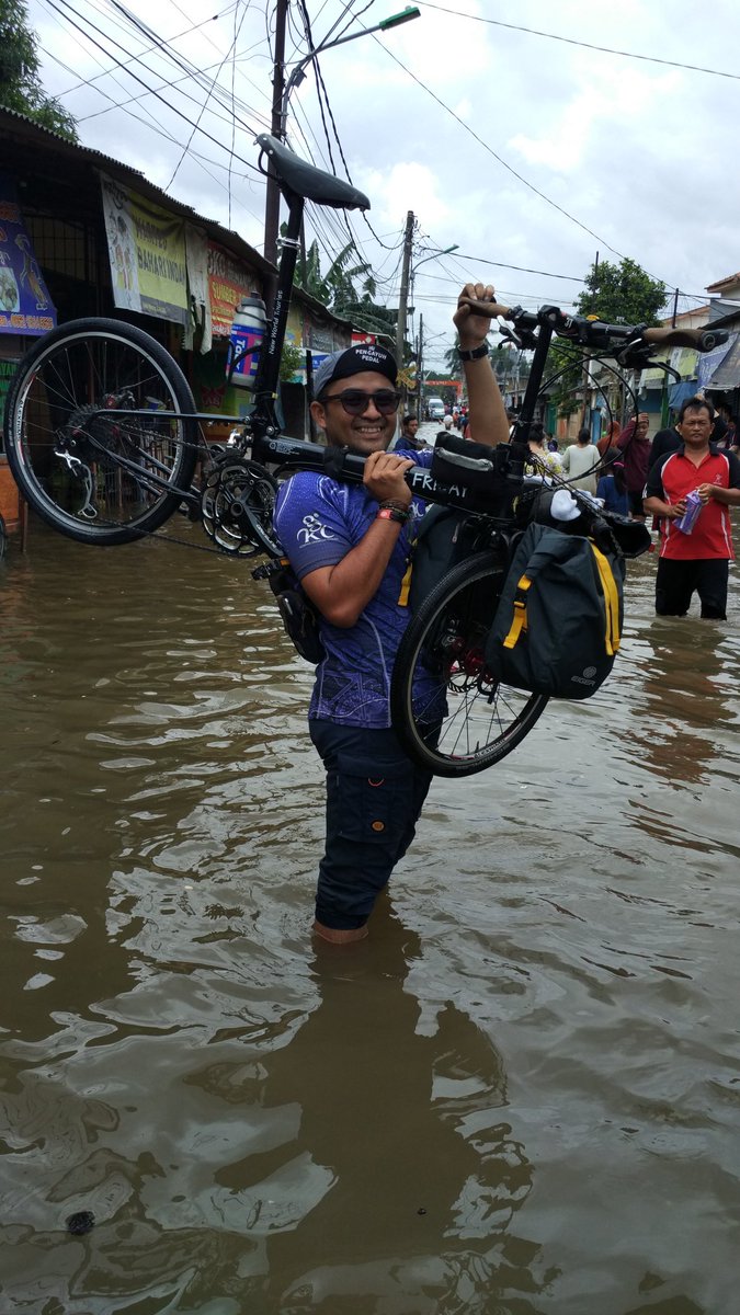Sonyalonso's tweet photo. Tadi siang ikut @didikasim mengunjungi rumah ibunya yang kebanjiran sambil membawa makanan. Tahun ini banjirnya memang lebih parah dari beberapa tahun lalu sewaktu ke tempat yang sama. https://t.co/3O2VZ9WGBJ