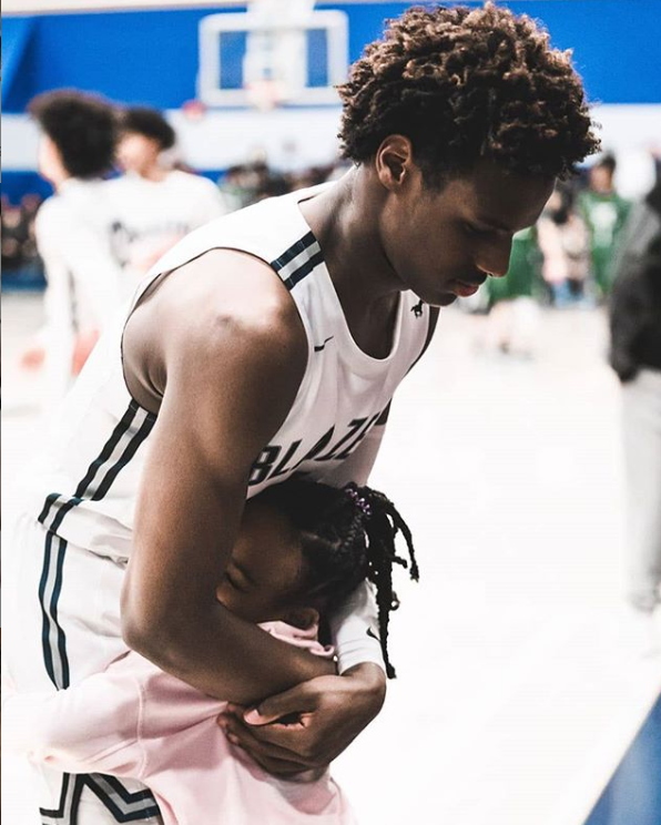 HRWager's tweet photo. Here's Bronny, @KingJames son, showing some #brotherlove ...
.
#bronnyjames #bronnyjamesjr #lebronjamesjr #lebronjames #kingjames #jamesgang #justakidfromakron #striveforgreatness #nba https://t.co/LqqTU6ozOK