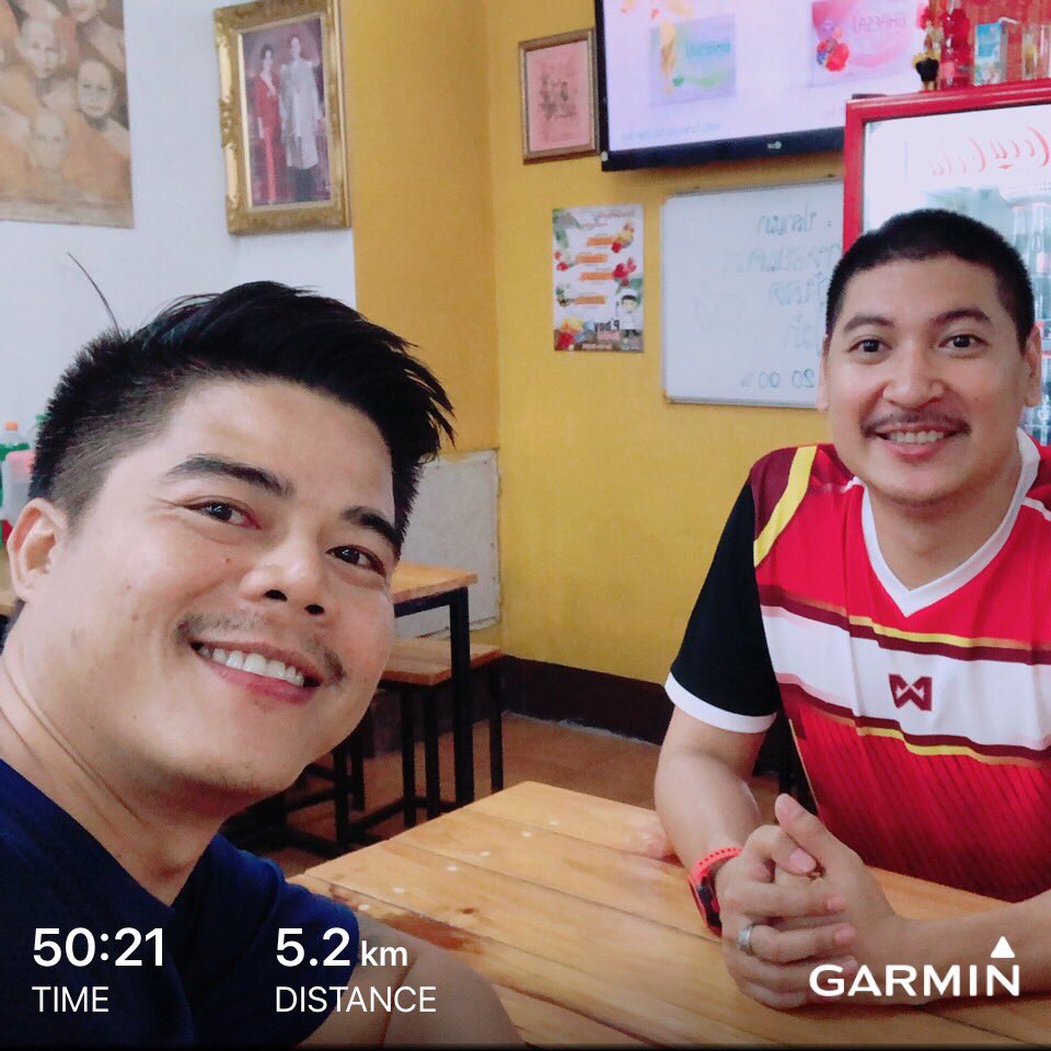 OhmTheerapant's tweet image. คนหนึ่งชวนวิ่ง อีกคนหนึ่งชวนกิน #ohmomho #o2m @PankeawP