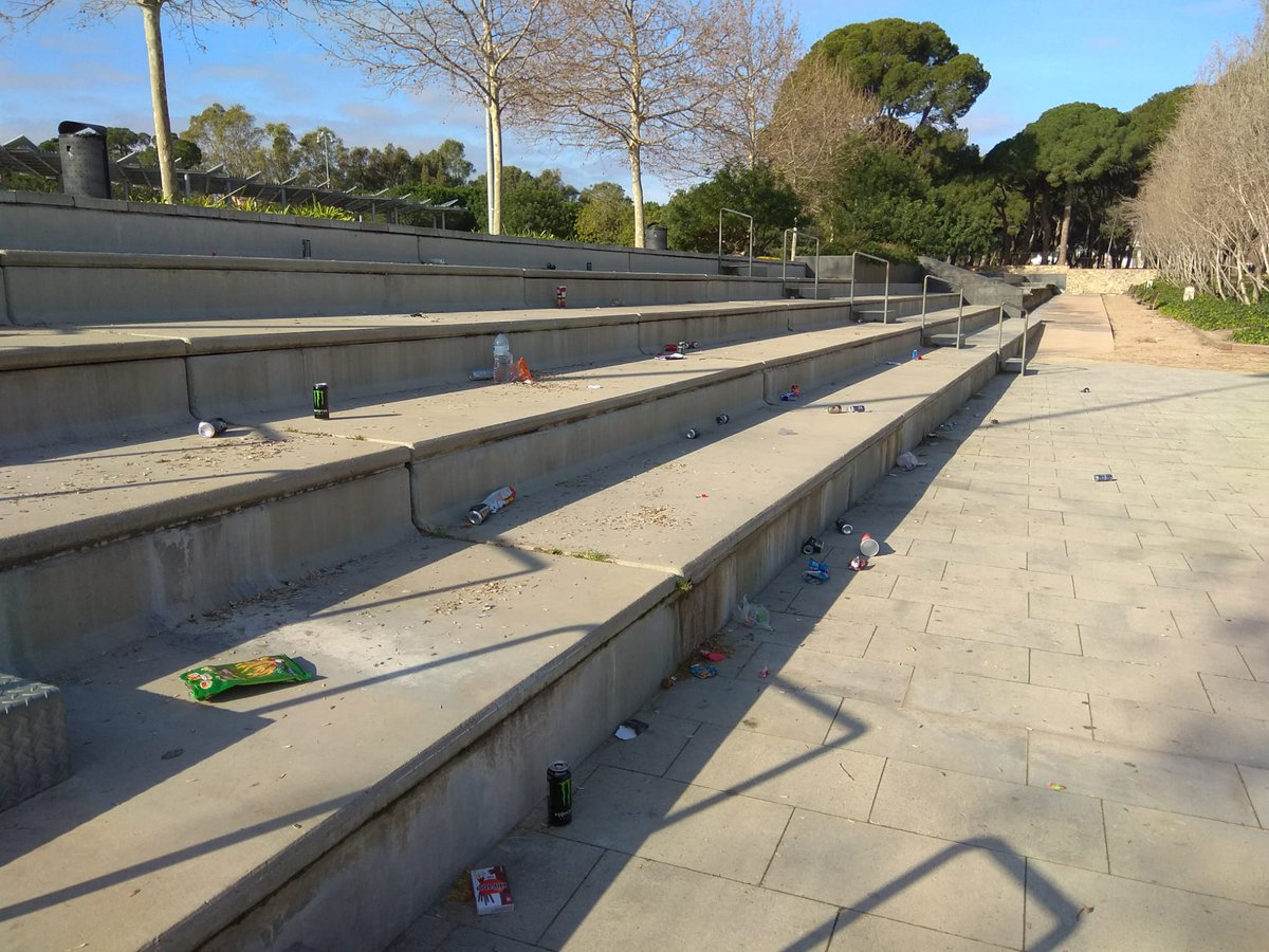 29 de desembre al Parc del Pinaret de #Cambrils, aquesta es la imatge d'una tarda a la fresca tenint papereres buides al costat. Tant costa ser cívic?