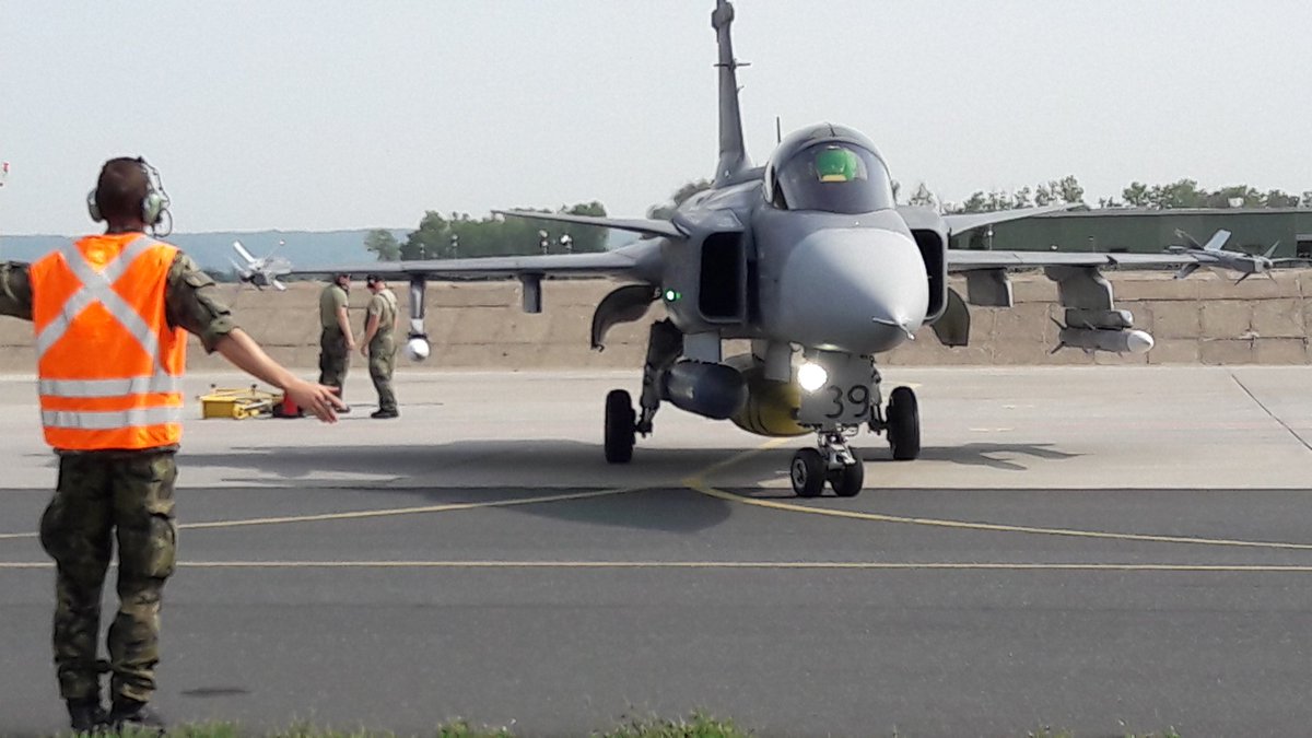 VlastimilWeiner's tweet photo. Tři letouny JAS-39 Gripen @Saab se dnes vrátily na základnu @ArmadaTweetuje v Čáslavi, 2 ještě dnes přiletí. Vojáci se vrací z mise do Estonska. Střežili Pobaltí. Domů se vrací i část personálu, zbytek 9.1. Gripeny absolvovaly ostré i cvič. lety nad mořem. Střídají je F-16 (PL). https://t.co/t19cYbkZ1j