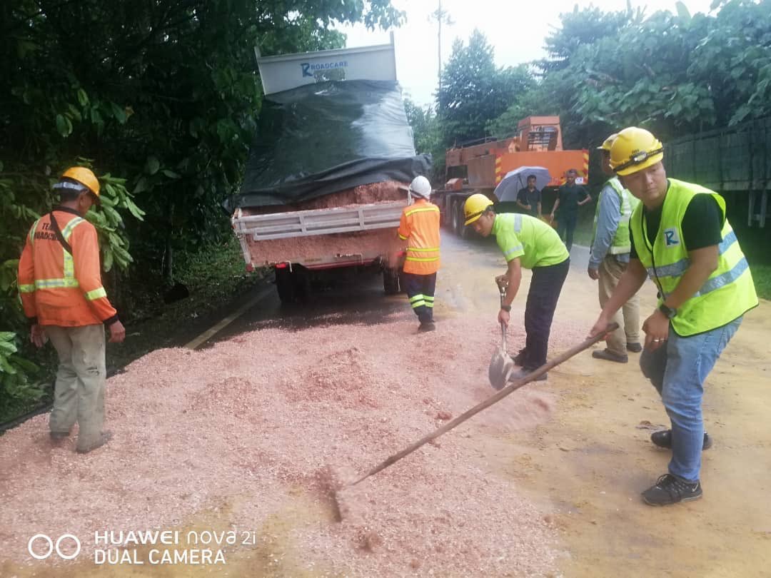 RcBentong's tweet photo. #teamroadcare kerja tabur habuk kayu #tumpahanminyak di #ft09 sec108 #bentong @baru_bian @HjAnuarTahir @Adnan90369221 @MOWorks @JKRMalaysia @CSFJ_JKR @JKRPAHANG @JKRBentong @Roadcare_Msia @Roadcare_Phg https://t.co/FrI9srR7BT