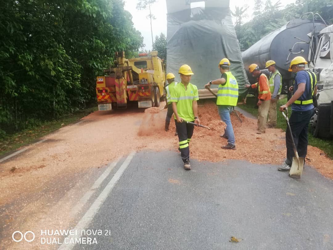 RcBentong's tweet photo. #teamroadcare kerja tabur habuk kayu #tumpahanminyak di #ft09 sec108 #bentong @baru_bian @HjAnuarTahir @Adnan90369221 @MOWorks @JKRMalaysia @CSFJ_JKR @JKRPAHANG @JKRBentong @Roadcare_Msia @Roadcare_Phg https://t.co/FrI9srR7BT