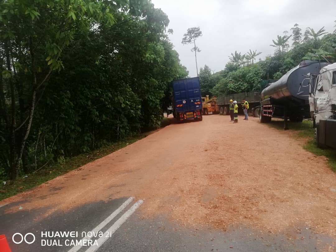 RcBentong's tweet photo. #teamroadcare kerja tabur habuk kayu #tumpahanminyak di #ft09 sec108 #bentong @baru_bian @HjAnuarTahir @Adnan90369221 @MOWorks @JKRMalaysia @CSFJ_JKR @JKRPAHANG @JKRBentong @Roadcare_Msia @Roadcare_Phg https://t.co/FrI9srR7BT