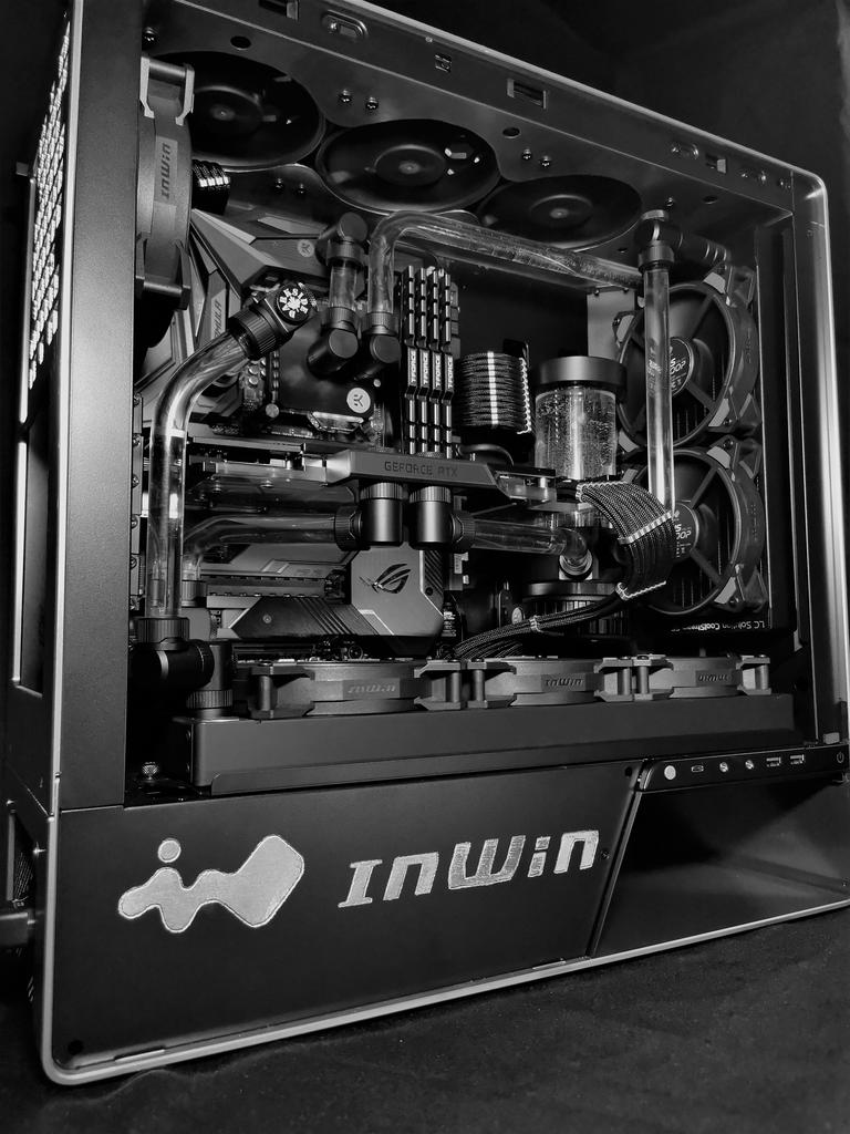 InWin's tweet image. New Year, New Mod! This gorgeous #InWin 905 #CaseMod dubbed "The Industry" comes from #tpbmods! 😍😍😍