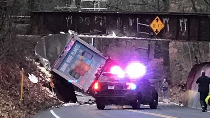 NCAdvertiser's tweet photo. A box truck collides with the bridge on Route 106 in New Canaan.
#NewCanaan #Connecticut #box #truck #collision #bridge #boxtruckcollision #Route106

https://t.co/EEYUTkiU55 https://t.co/gZaqo9DKRT