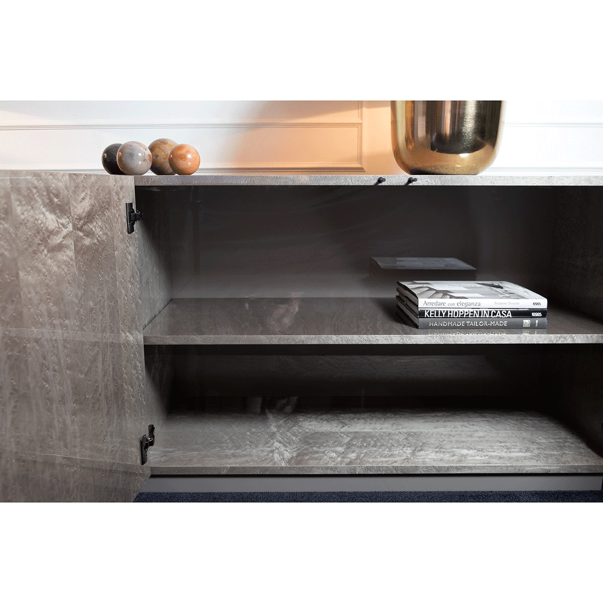 Passerini_com's tweet photo. In love with the wavy reflections of this beautiful veneer #sideboard. Customizable and delivered to your door. 
https://t.co/XLlAHZtNVa

#interiordesign #homedecor #luxuryfurniture #furnituredesign #luxury #palmbeach #floridadesign #floridainteriordesigner #floridahomes https://t.co/zpWBHyJVBf