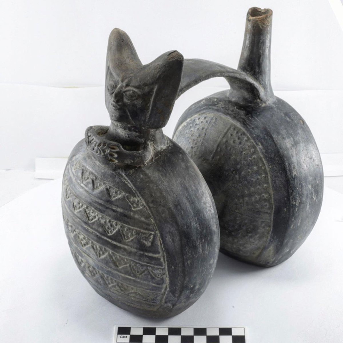 IFRArchaeology's tweet photo. Another #topfind of 2019: “These are some Chimú #ceramics found in the Chimú cache from Mound 2. Ceramics are depicting the Moon Goddess, a sea lion, and a monkey.”⠀
- Dr. Jenna Hurtubise, assistant director of our #Peru Nepeña #PreColombian #Archaeology field school @BamaAnthro https://t.co/YsXYA3zMN9