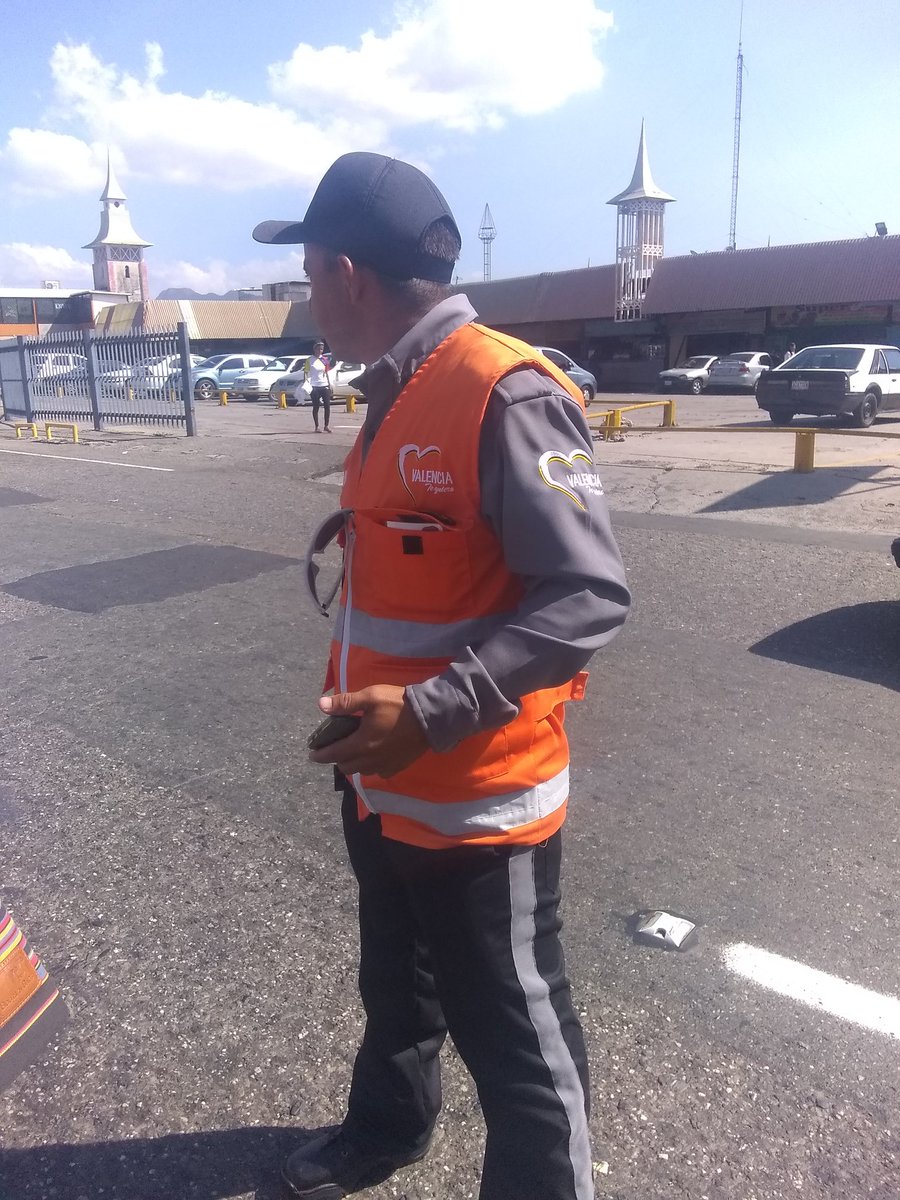 orlandocoronel3's tweet image. #AYUDA, RT este delincuente disfrazado de policía en el terminal de pasajeros Big Low Edo. Carabobo, me estuvo extorsionando, q si no le daba 20$ me retendría el carro en donde Sería desvalijado, el mismo me prometió q vendería los cauchos de mi carro, YA ESTA BUENO DEL ABUSO.
