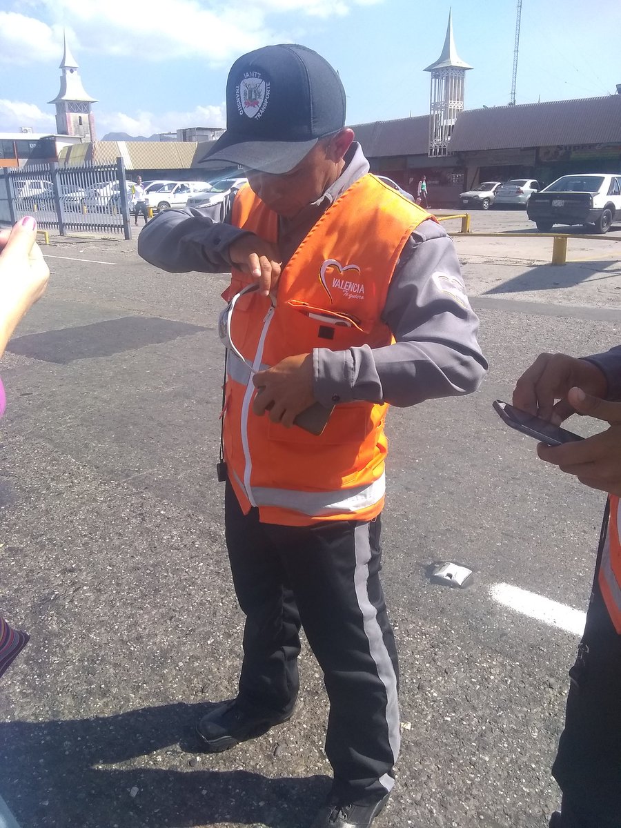 orlandocoronel3's tweet image. #AYUDA, RT este delincuente disfrazado de policía en el terminal de pasajeros Big Low Edo. Carabobo, me estuvo extorsionando, q si no le daba 20$ me retendría el carro en donde Sería desvalijado, el mismo me prometió q vendería los cauchos de mi carro, YA ESTA BUENO DEL ABUSO.