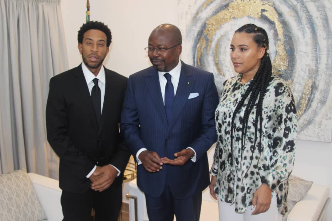 C'est avec plaisir que j'ai remis ce jour, 02/01/20, son passeport gabonais à Monsieur Christopher Brian Bridges, plus connu sous le nom de Ludacris, qui en a fait la demande en raison de son union avec notre jeune compatriote Eudoxie Mbouguiengue.